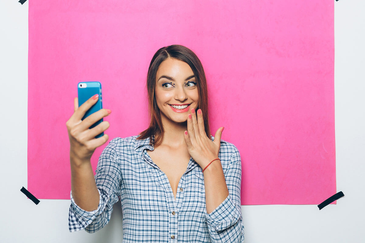 Strike That Pose! 6 Steps to Getting the Best Selfie with Event Press Walls
